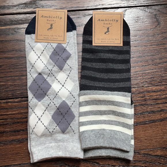 NWT: 2 pairs of Adorable dog socks - Picture 2 of 5